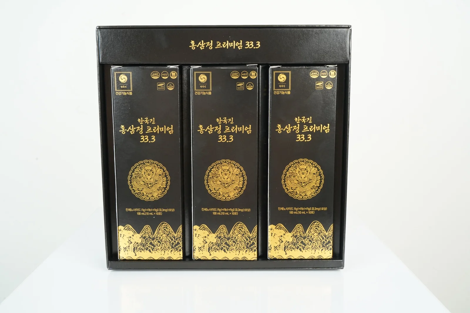 Bộ quà tặng Hangukjin gồm ba hộp hồng sâm trong khay đen