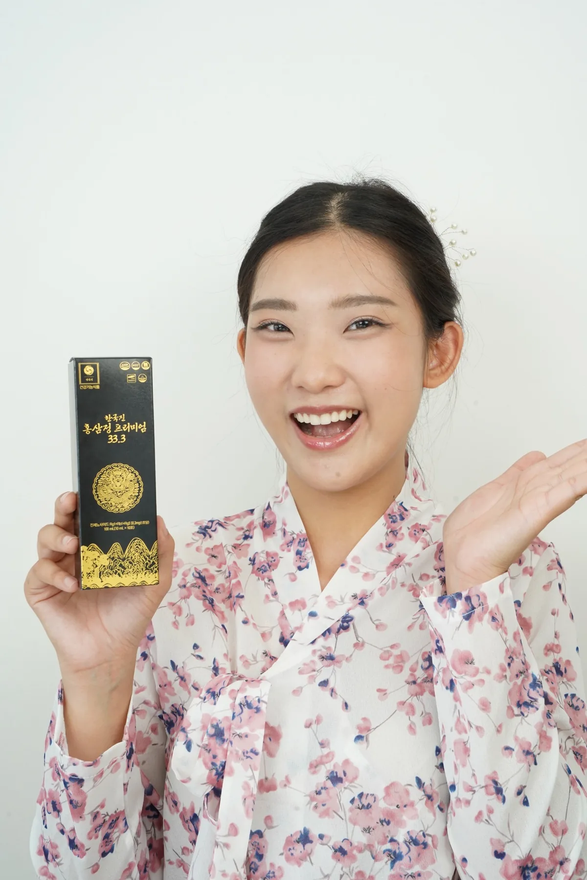 Người mẫu mặc hanbok cầm hộp quà Hangukjin 33.3